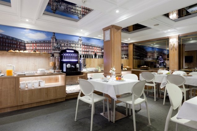 Ontbijtzaal met buffet van Espahotel Gran Via in Madrid