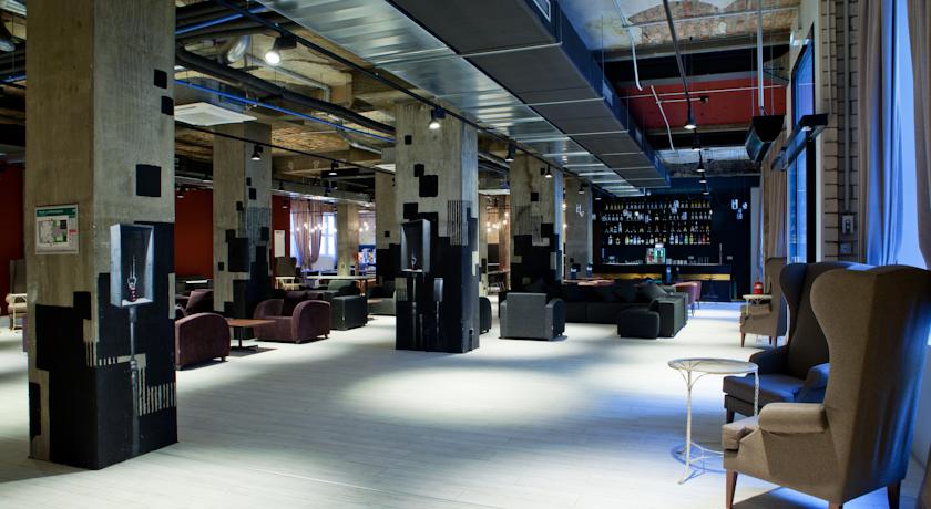 Lounge met bar van Hotel Catolonia Berlin Mitte in Berlijn