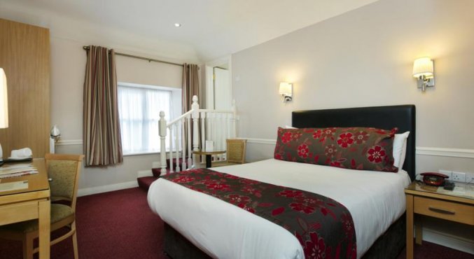 Tweepersoonsbed van hotel Harcourt in Dublin
