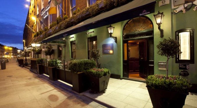 Voorkant van hotel Harcourt in Dublin