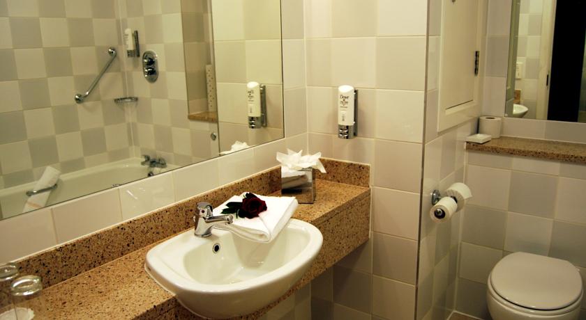 Badkamer van een tweepersoonskamer van Maldron Hotel Parnell Square in Dublin