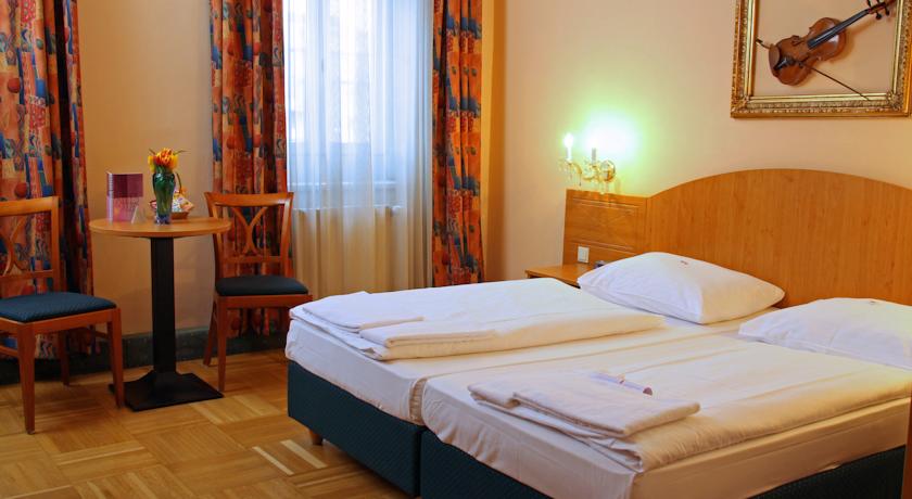 tweepersoonskamer van hotel Donauwalzer Wenen