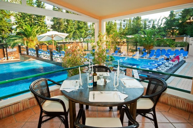 Terras van Hotel Balaia Mar in de Algarve 
