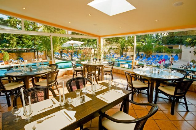 Terras van Hotel Balaia Mar in de Algarve