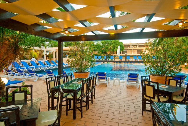 Terras van Hotel Balaia Mar in de Algarve