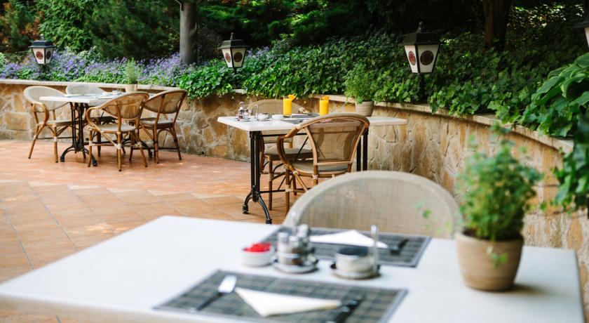Terras van Hotel Mediterran in Budapest