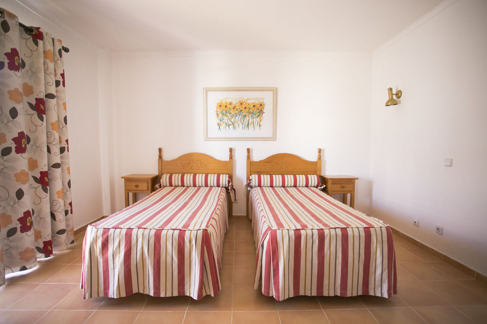 Kamer met twee losse bedden in Appartementen Mirachoro 2