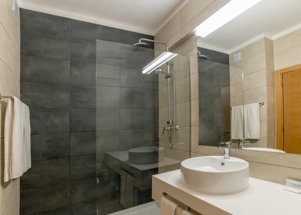 Badkamer van Aparthotel Flor Da Rocha in de Algarve