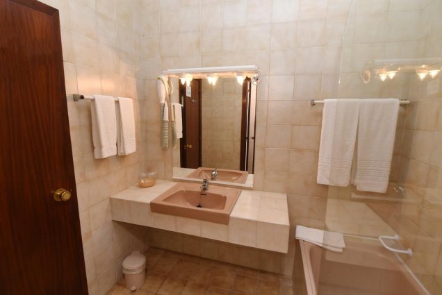 Badkamer van een tweepersoonskamer van Hotel Praia da Lota Resort in de Algarve