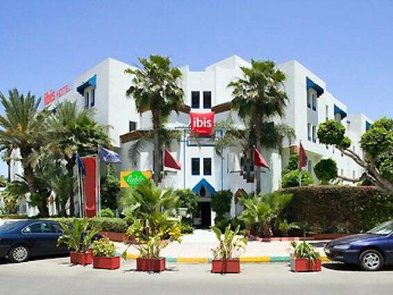Gebouw en tuin van Hotel Ibis in Fez