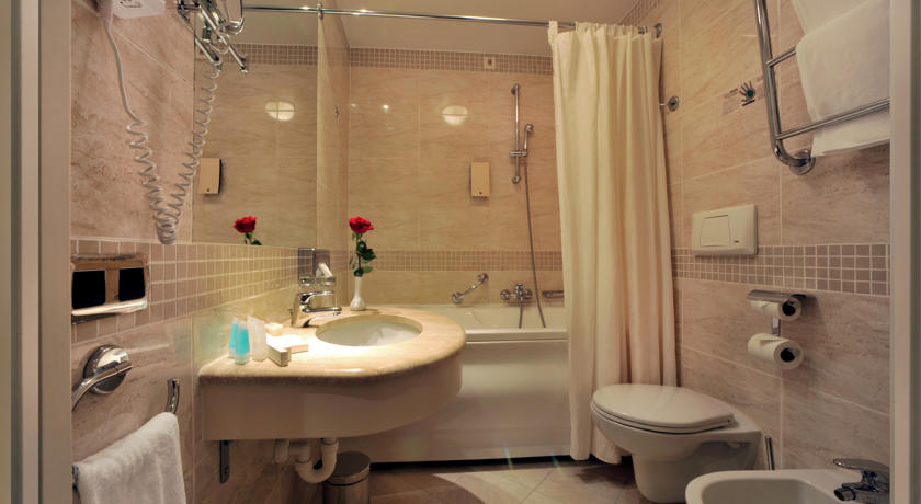 Badkamer van een tweepersoonskamer van Hotel Hestia Jugend in Riga