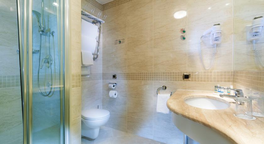 Badkamer van een tweepersoonskamer van Hotel Hestia Jugend in Riga