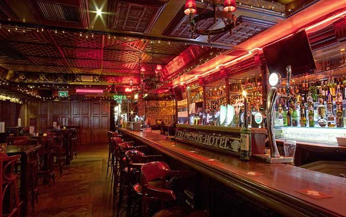 Bar van hotel Arlington O'Connell Bridge in Dublin