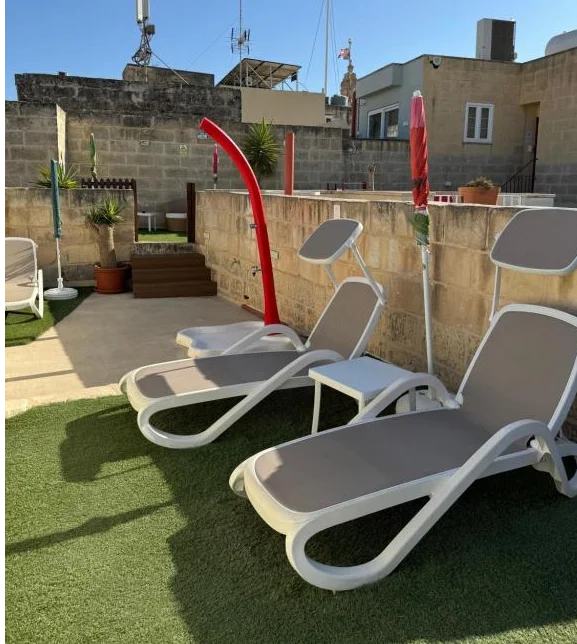 Palazzino Nina Boutique Hotel ligbedden 