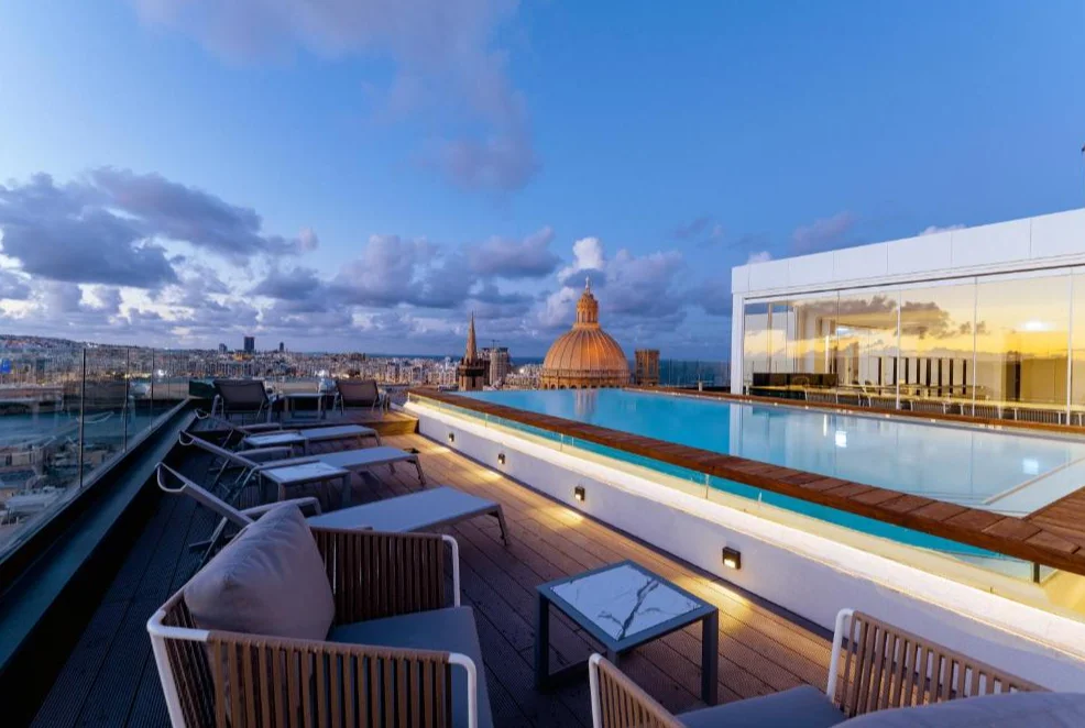 The Embassy Valletta Hotel zwembad 