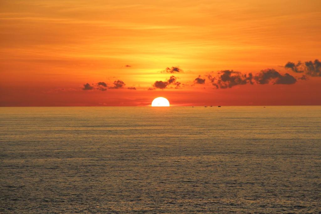 Zonsondergang bij Ayara Kamala Resort & Spa