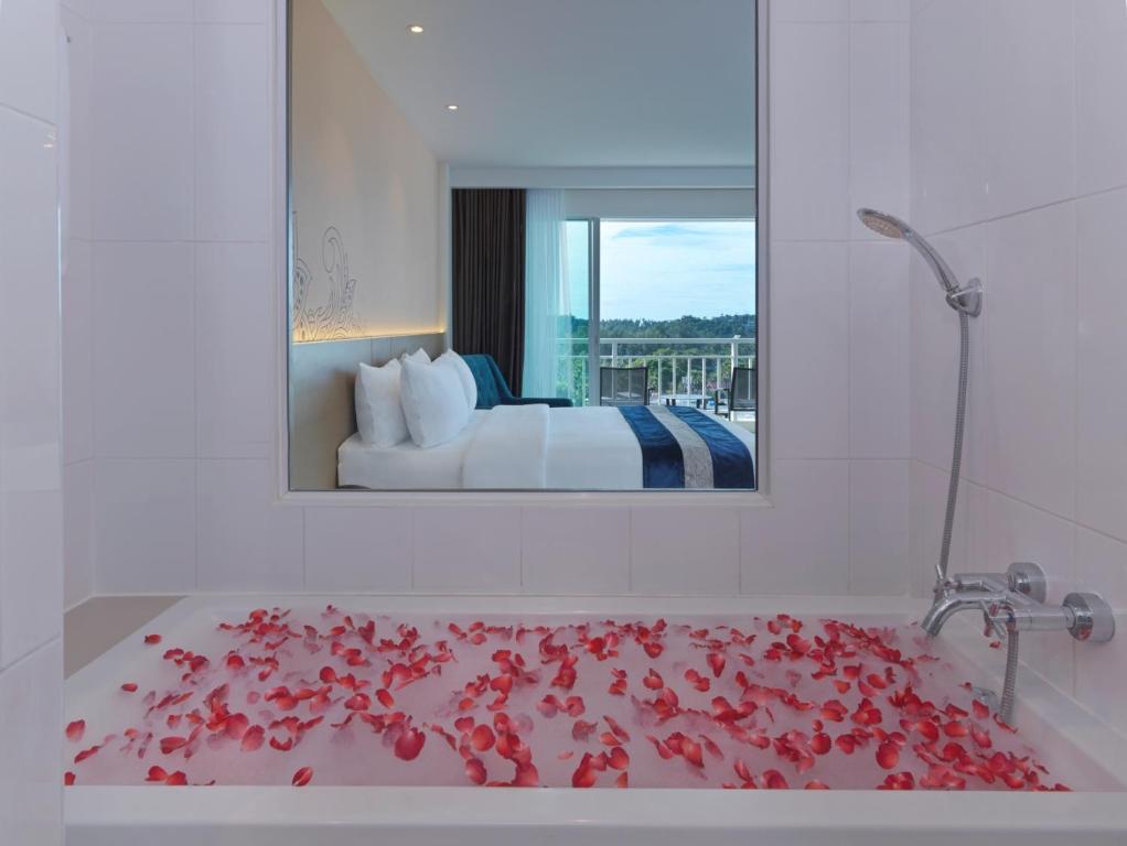 Roomservice bij Chanalai Flora Resort