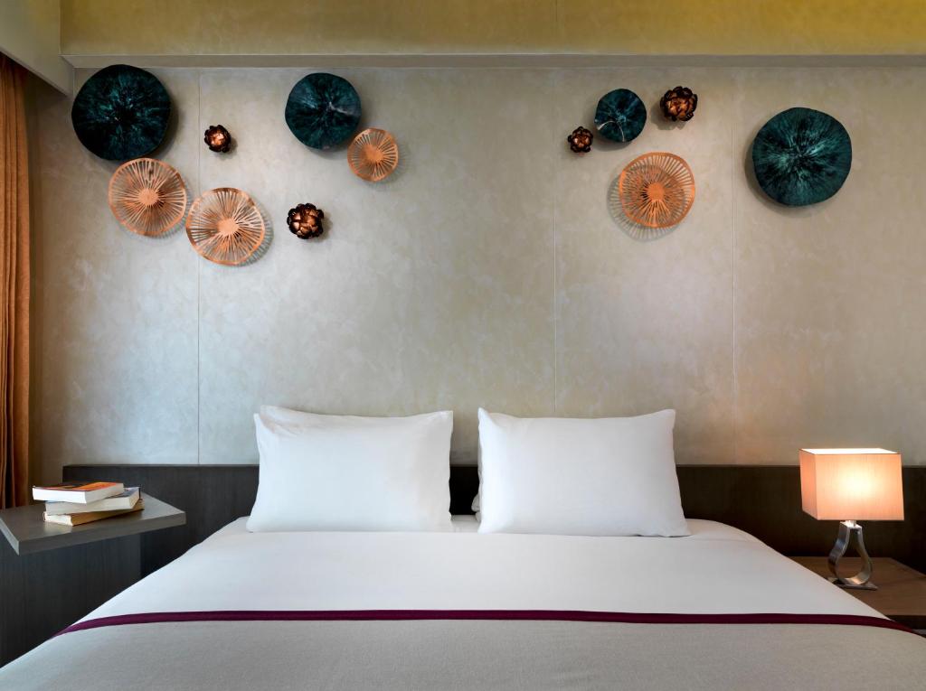 Roomservice bij Chanalai Flora Resort