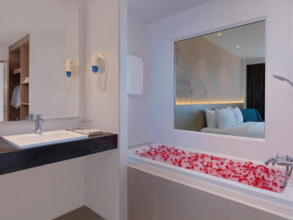 Roomservice bij Chanalai Flora Resort