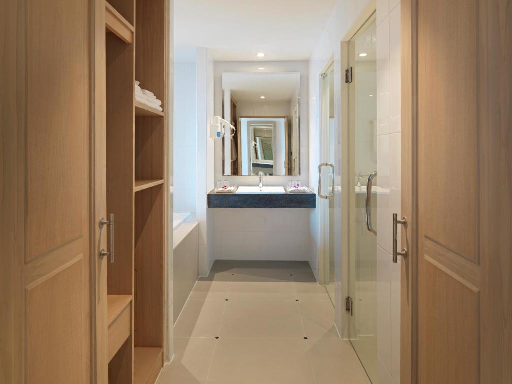 Roomservice bij Chanalai Flora Resort