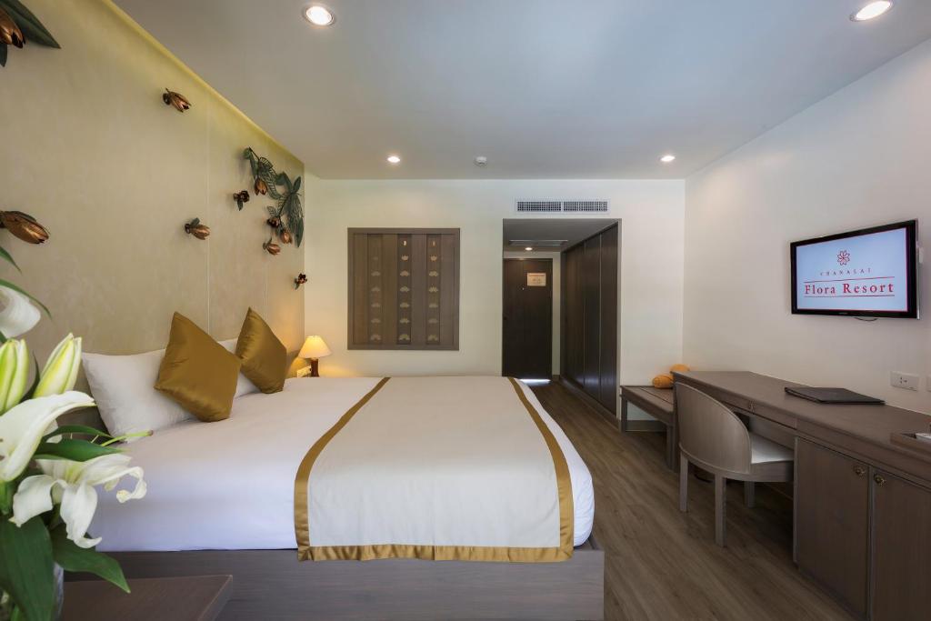 Roomservice bij Chanalai Flora Resort