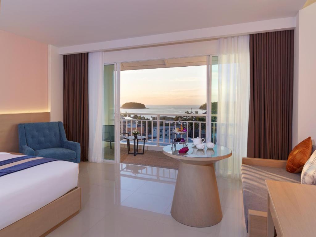 Roomservice bij Chanalai Flora Resort