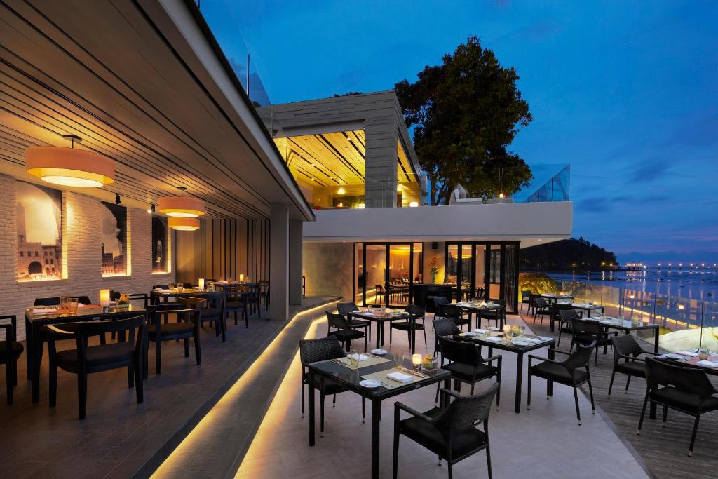 2 restaurants bij Amari Phuket