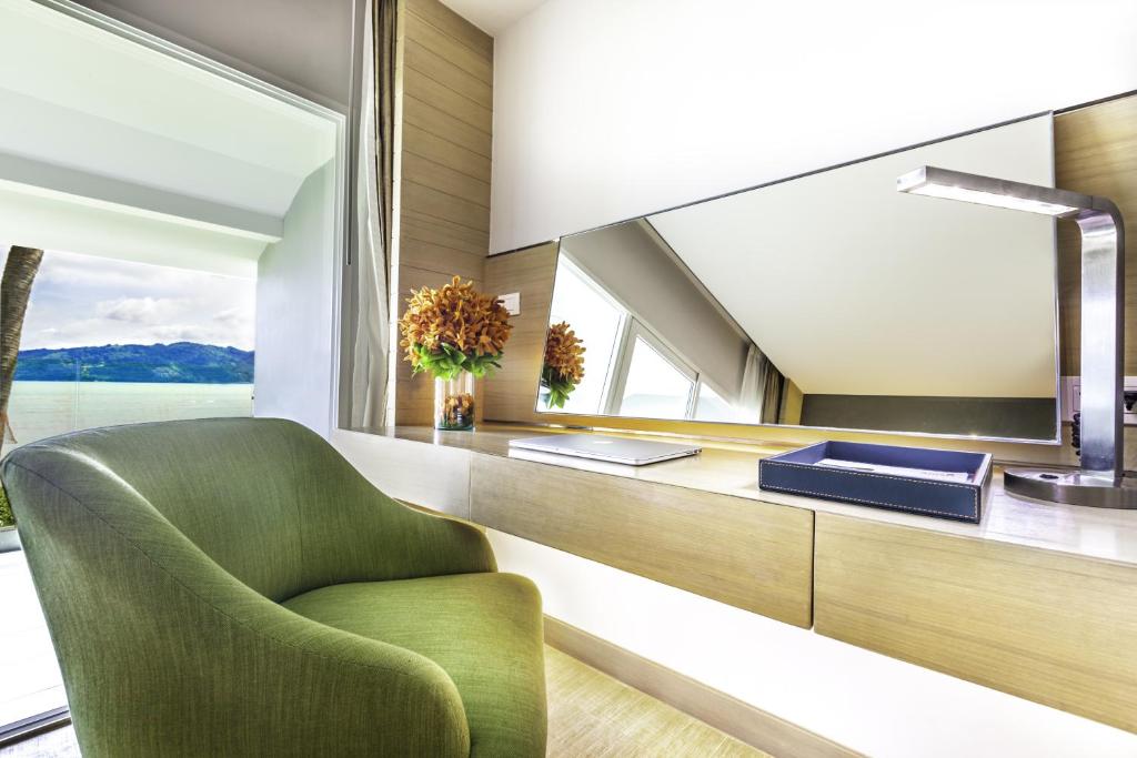 Aan het strand bij Amari Phuket in Amari Phuket