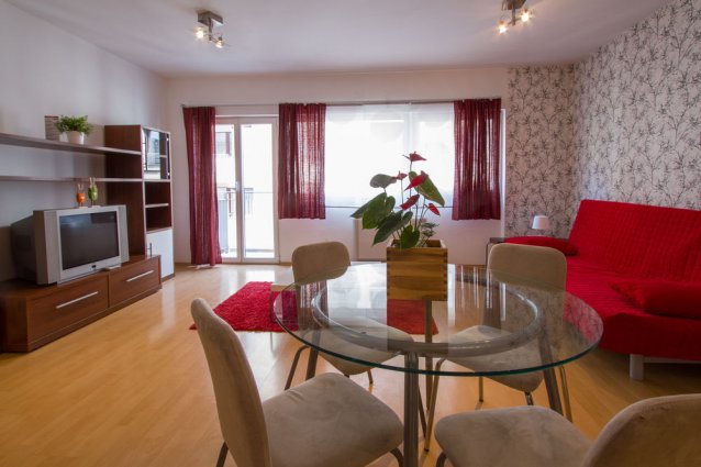 Woonkamer en eethoek van een appartement van Opera Residence in Budapest