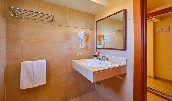 Badkamer van een tweepersoonskamer van Hotel Club Palma Bay op Mallorca