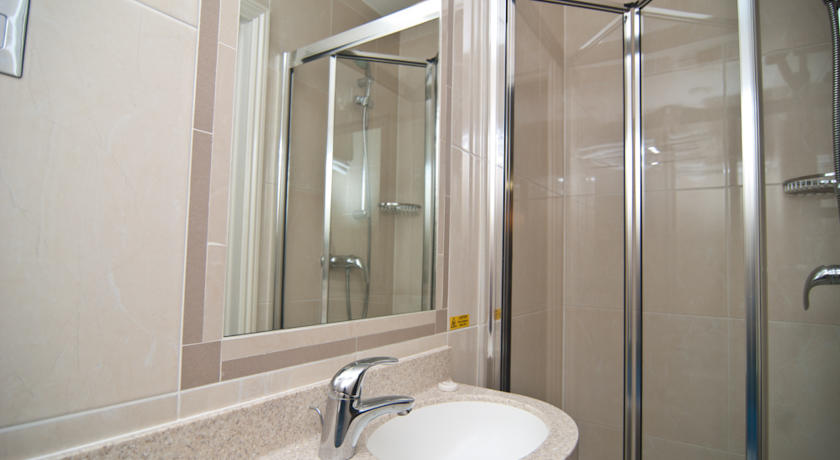 Badkamer van een tweepersoonskamer van Hotel Orchard Paddington Londen