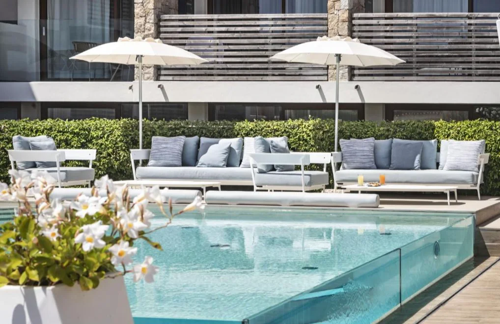 Sandalia Boutique Hotel zwembad banken
