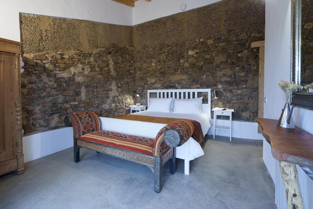 Vale D. Sancho Eco Turismo - slaapkamer met natuurstenen muur