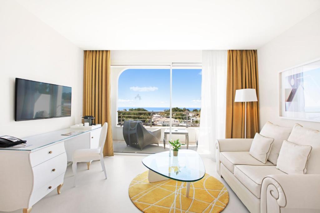 Portals Hills Boutique Hotel - suite met zithoek en zeezicht