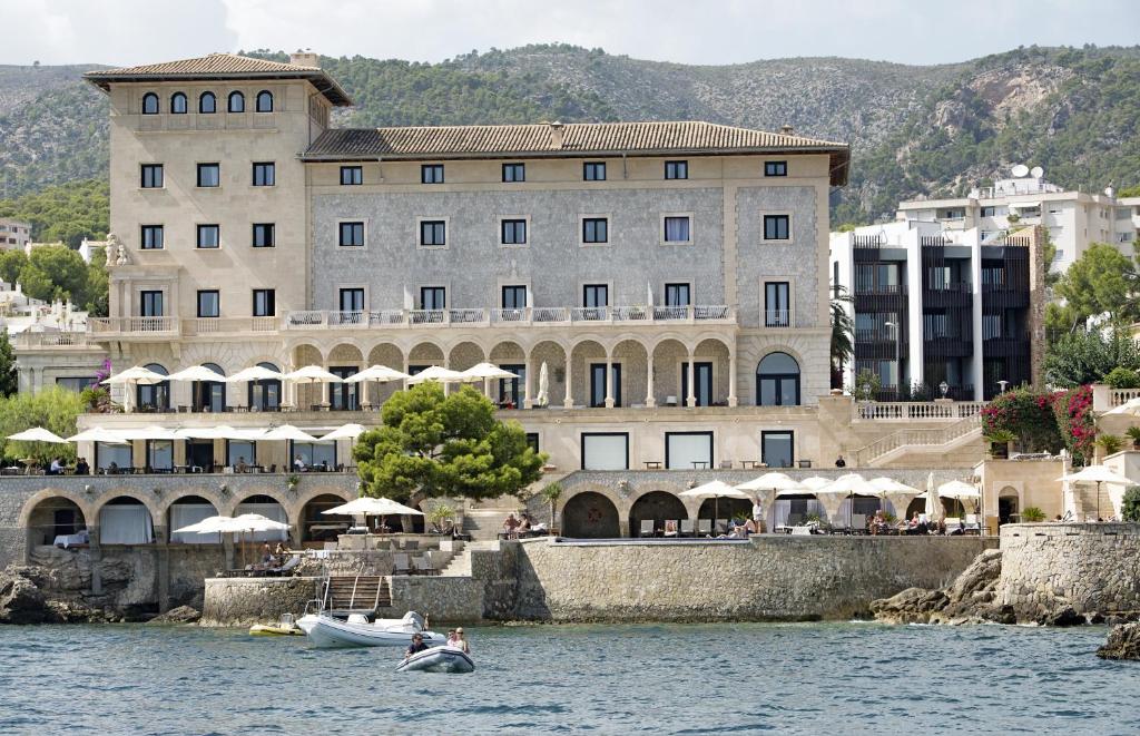 Hospes Maricel y Spa - luchtfoto van het hotel aan de kust