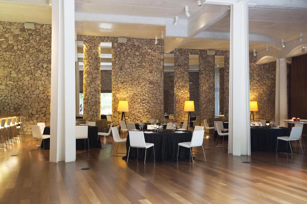 Hospes Maricel y Spa - overdekt terras met stenen bogen