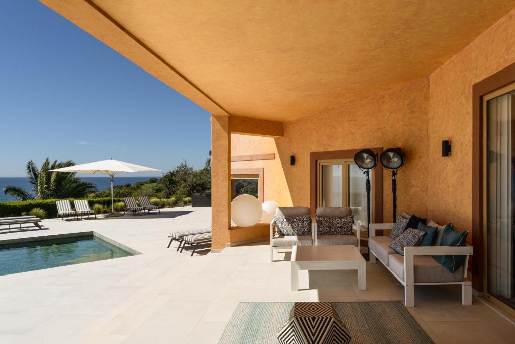 Casa Pôr do Sal - overdekt terras met loungehoek
