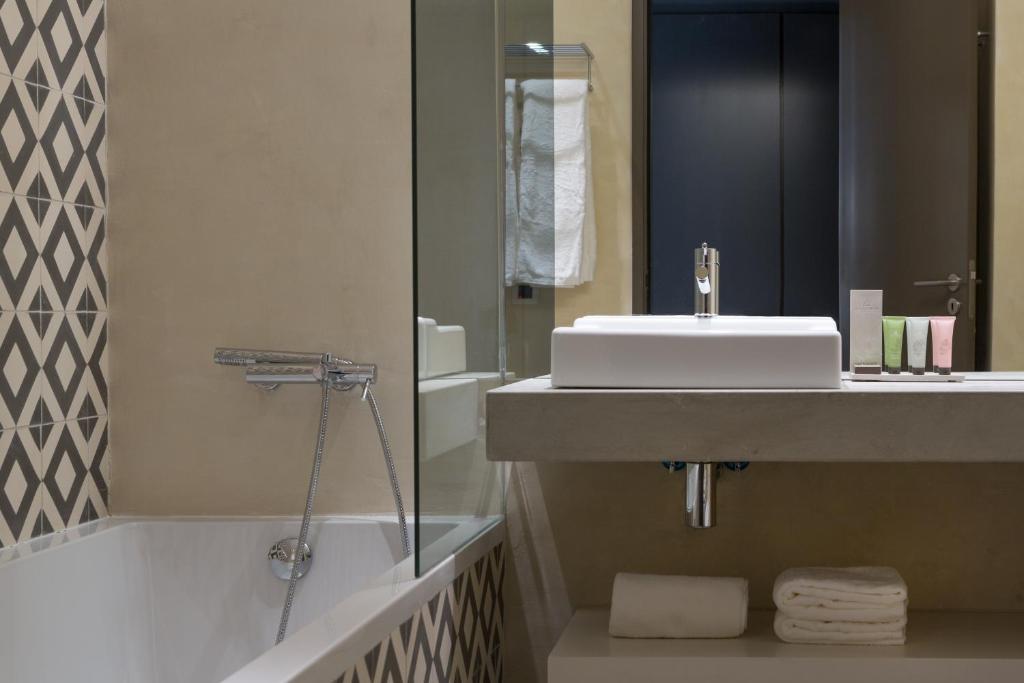 OZADI Tavira Hotel - badkamer met hydraulische tegels