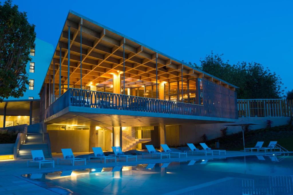 OZADI Tavira Hotel - hoofdgebouw met zwembad in de avond