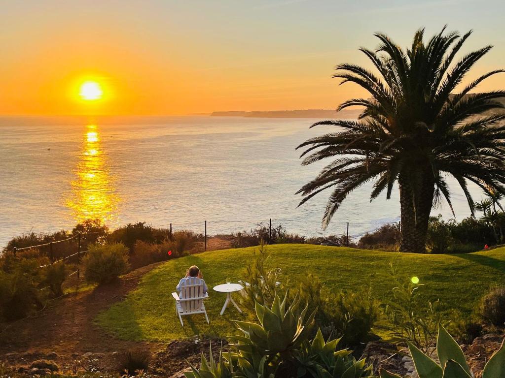 Boutique Hotel Miranda - zonsondergang over de oceaan vanaf de tuin