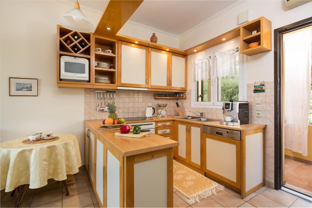 Barbati Bay Elegant Beach - keuken met eettafel