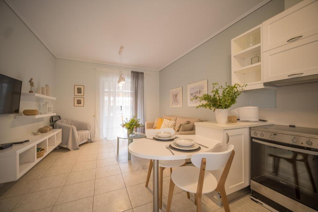 Barbati Bay Elegant Beach - woonkamer met eettafel
