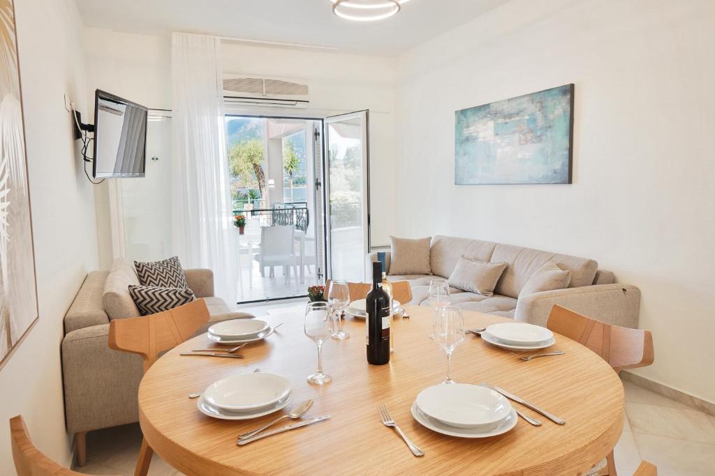 Saint Nicholas Beach Resort - woonkamer met eettafel