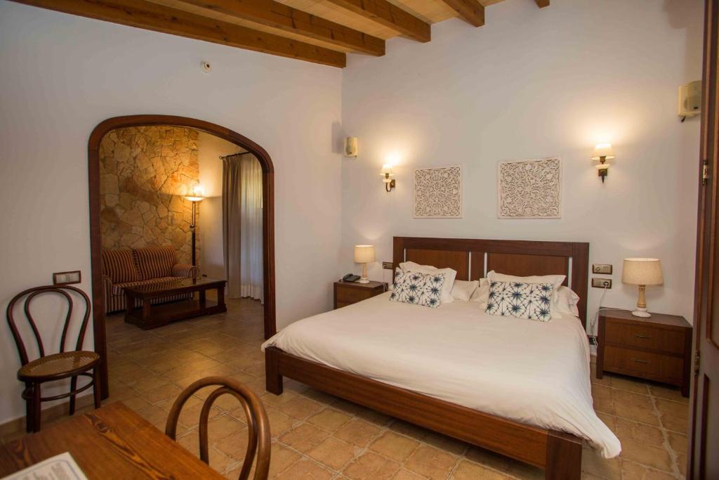 Hotel Rural Son Terrassa - slaapkamer met boograam
