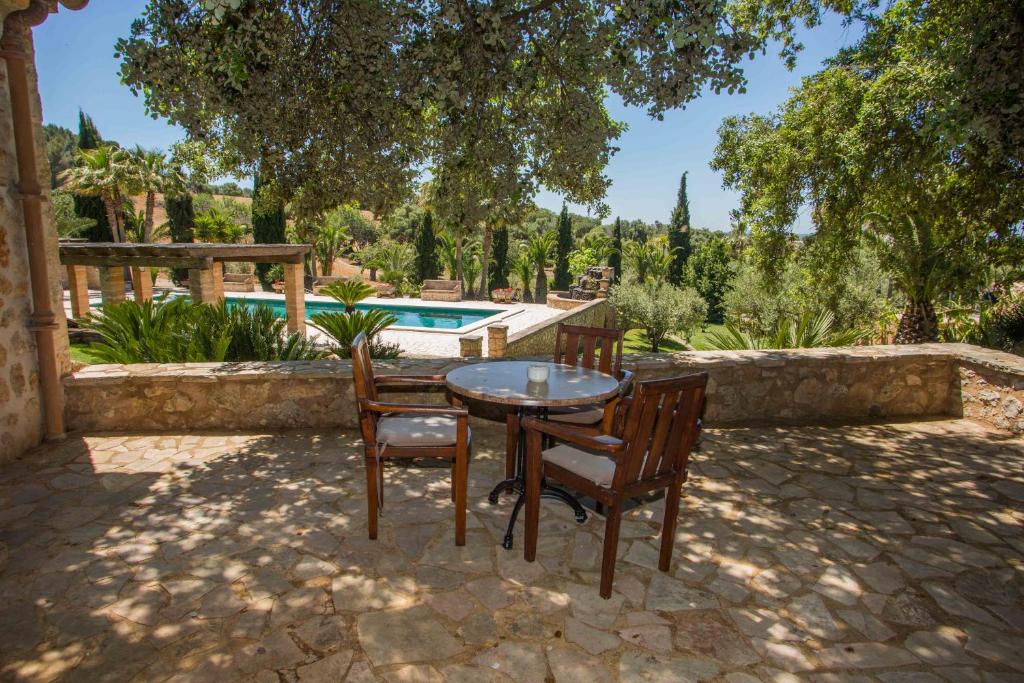 Hotel Rural Son Terrassa - terras onder rieten luifel