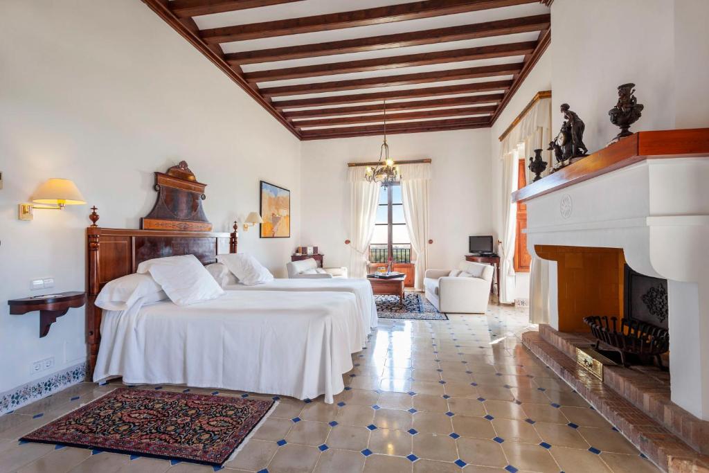 Hotel Llenaire - kamer met antiek bed