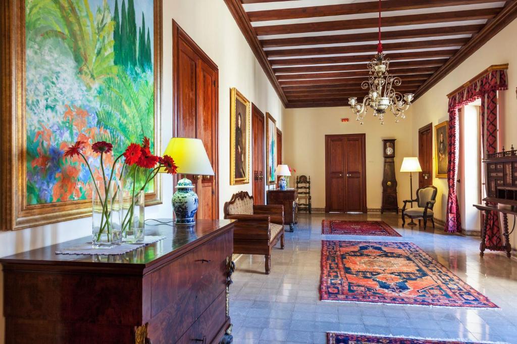 Hotel Llenaire - slaapkamer met kunst