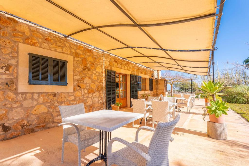 Agroturismo Mondrago -Antic Na Martina- - terras met tafels