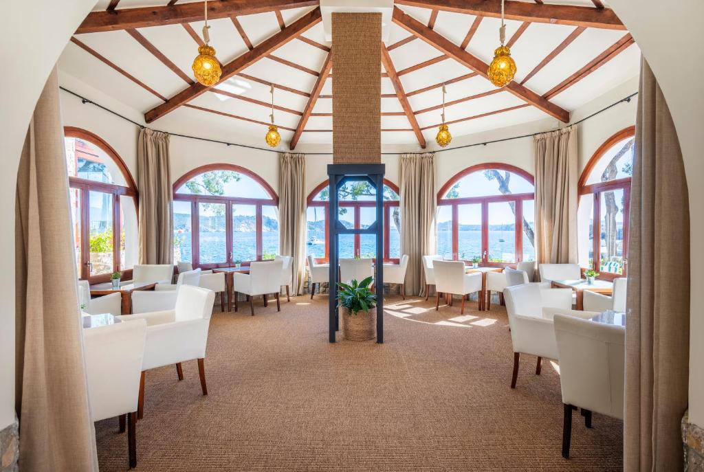 Hotel Cala Fornells - binnenbad onder bogen