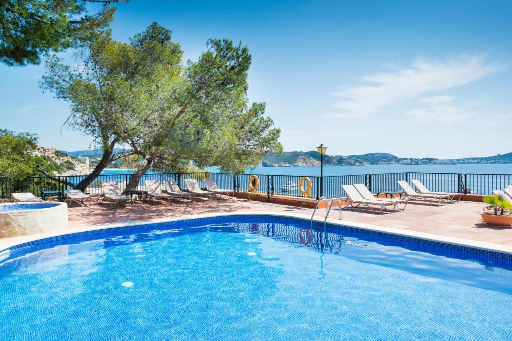 Hotel Cala Fornells - zwembad aan de kust